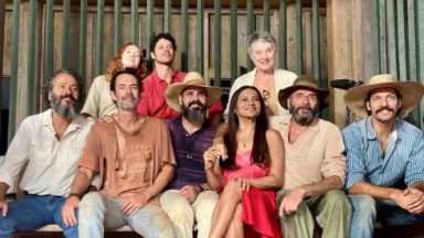 Rafa Sieg com o elenco de Pantanal nos bastidores da novela 