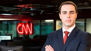 Rafael Colombo e logo da CNN ao fundo  
