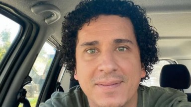Rafael Portugal posando para foto no Instagram em seu carro 
