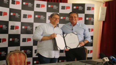 Tarcísio de Freitas e Rogério Santos, ambos do Republicanos, firmam parceria para investimentos em Santos. Foto: Raimundo Rosa 