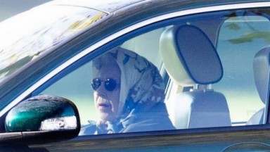 Rainha Elizabeth disfarçada dirigindo carro 