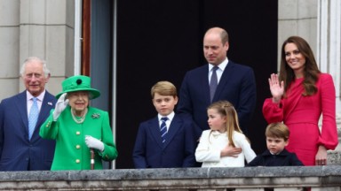 Rainha Elizabeth II posa na varanda do Palácio de Buckingham  com Príncipe Charles, príncipe William, a  Duques de Cambridge Kate Middleton e os filhos  Príncipe George, Princesa Charlotte de Cambridge e Príncipe Louis de Cambridge 