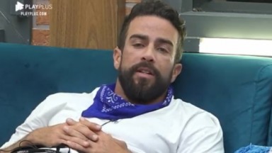 Erasmo Viana relaxa no sofá enquanto conversa com Tiago Piquilo em A Fazenda 2021 