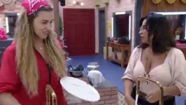 Solange Gomes lava louça com Erika Schneider em A Fazenda 2021 