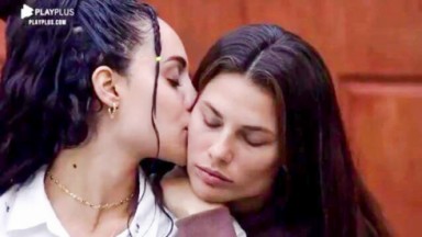 Aline Mineiro dando um beijo na bochecha de Dayane Mello em A Fazenda 2021 