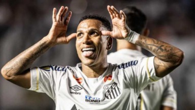 Otero comemorando gol do Santos 