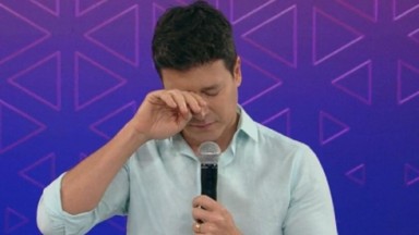Rodrigo do Faro chorando, segurando um microfone 