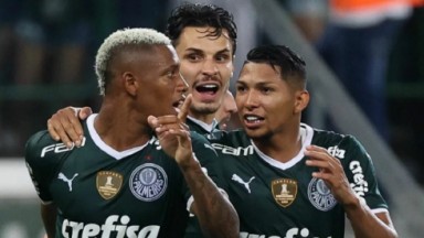 Jogadores do Palmeiras comemorando gol 