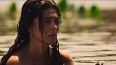 Juliana Paes como Maria Marruá saindo da água em Pantanal 