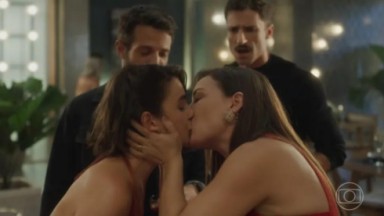 Cena de beijo lésbico entre Clara e Helena em Vai na Fé 