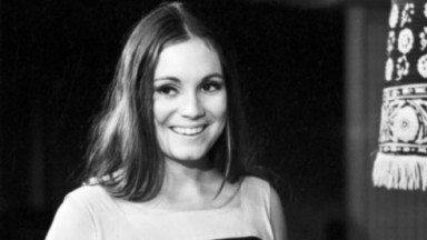 Regina Duarte como Patrícia, em Minha Doce Namorada (1971), em foto em preto e branco 