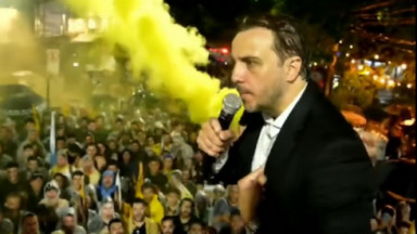 Renan Santos protestou na frente da Globo 