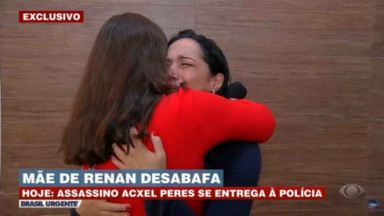 Repórter abraçando emocionada na mãe de vítima 
