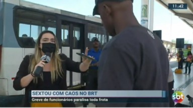 Branca Andrade é impedida por homens sem identificação de entrar ao vivo para falar sobre greve do BRT no Rio de Janeiro 
