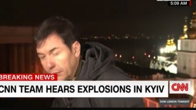 Repórter da CNN buscando abrigo em meio aos bombardeios 