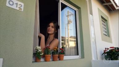 Camila Queiroz na pele de Arlete, na janela 