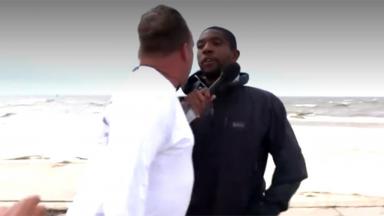 Repórter sendo atacado por homem em praia 