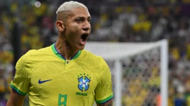 Richarlison com a boca aberta durante jogo do Brasil 