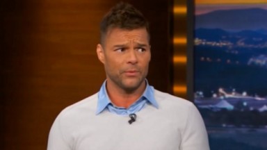 Ricky Martin olhando de maneira desconfiada 