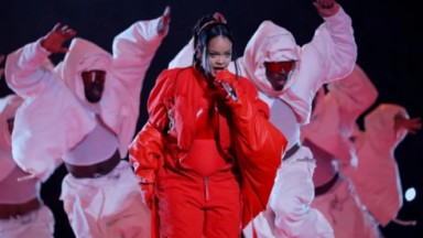 Rihanna cantando no Super Bowl 53 