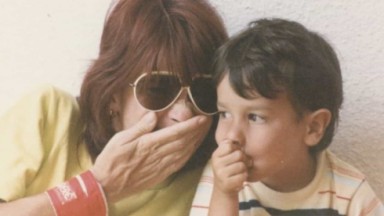 Rita Lee com o filho caçula Antônio Lee, hoje com 42 anos 