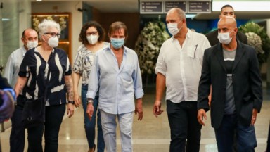 Roberto Carlos deixa velório de Erasmo Carlos usando máscara 