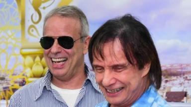 Roberto Carlos sorrindo com o filho Duda Braga 