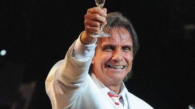 Roberto Carlos levantando taça 