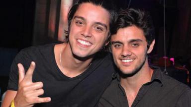 Rodrigo e Felipe Simas sorrindo de trajes pretos 