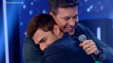 Rodrigo Faro abraçando Miguel Coelho 