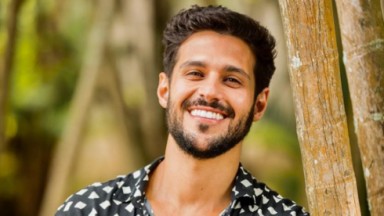 Rodrigo Mussi sorri e posa para foto após sua eliminação do BBB 22 