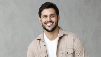Rodrigo Mussi, sorridente, de barba e bigode 