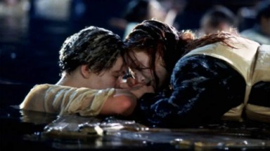 Rose e Jack em cena da porta em Titanic 