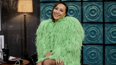 Sabrina Sato sorrindo com roupa volumosa verde  
