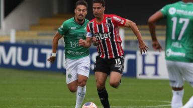 Hernanes disputa bola com jogador do Guarani 