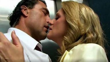 Cena de Amores Verdadeiros com Vitória e Jose Angelo se beijando 