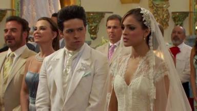 Cena de Amores Verdadeiros com Roy e Nikki no altar do casamento, com ela vestida de noiva 