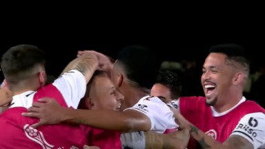 Jogadores do São Paulo comemorando o primeiro gol contra o Puerto Cabello 
