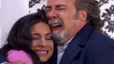 Cena de Coração Indomável com Maricruz abraçada com Alessandro 