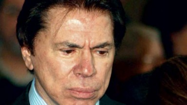 Silvio Santos triste em velório 