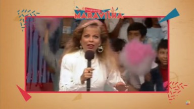 Christina Rocha segurando microfone em um programa infantil de 1980 
