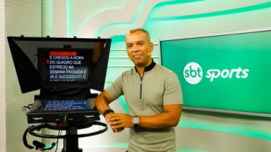 Luiz Alano no cenário do SBT Sports 