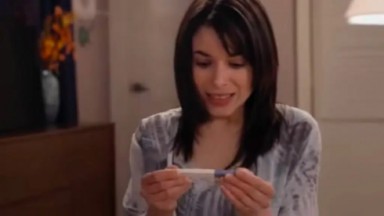 Cena de Te Dou a Vida com Gina olhando para um teste de gravidez 