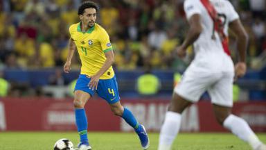 O zagueiro Marquinhos, do Brasil, domina a bola em jogo contra o Peru 
