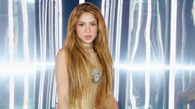 Shakira posando para foto  