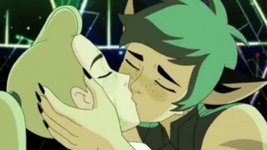 Cena de desenho animado que mostra beijo entre She-Ra e Felina 