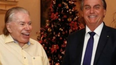 Silvio Santos e Jair Bolsonaro sorrindo  