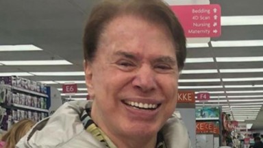 Silvio Santos sorrindo em supermercado nos EUA 