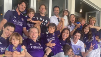 Silvio Santos aparece com a família sorrindo para foto 
