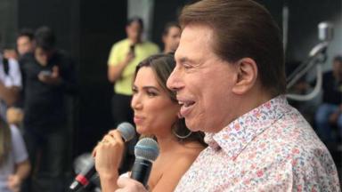 O apresentador Silvio Santos ao lado de sua filha, Patricia Abravanel, no palco da festa de final de ano do SBT 